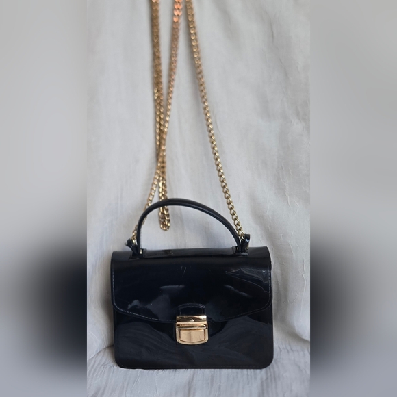 Deluxity Los Angeles Black Handbag With Gold Chain - Picture 1 of 11